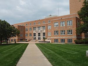 Former Johnson County Courthouse in Olathe (2009). It opened in 1952, closed in 2020, then demolished in 2021 after new courthouse was finished.