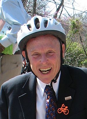 MayorDarwinHindmanOnBicycle2009 (cropped).jpg