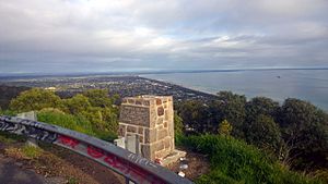 Murrays lookout August 2014 rubbish and overgrown