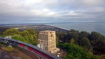 Murrays lookout August 2014 rubbish and overgrown.jpg