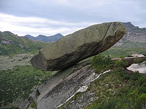 Hanging-rock-ergaki