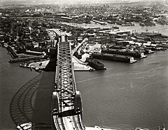 Harbour Bridge looking South (14039660121).jpg