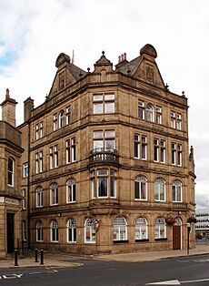 Keighley Town Hall (geograph 4699128)