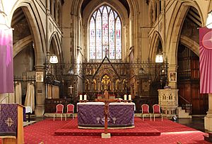 St Andrew, Bethune Road - Chancel (geograph 4397966)