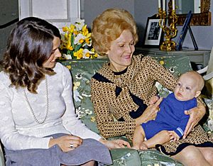 Margaret Sinclair, Pat Nixon, Justin Trudeau 1972-04-14 (cropped)