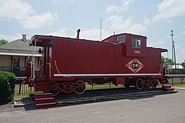 Mineola May 2018 15 (Texas and Pacific caboose No. 13553)