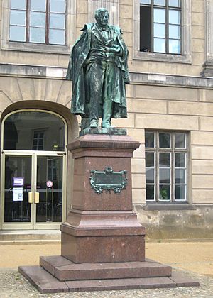 Berlin, Mitte, Humboldt-Universitaet, Standbild Eilhard Mitscherlich 03