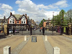 Greenwich Park gates - DSC05526