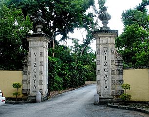 Vizcaya-front-entrance-for-wikipedia-by-tom-schaefer-miamitom-DSC08337-513x402a-1-