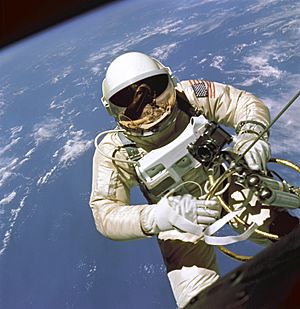 EdWhiteFirstAmericanSpacewalker.1965.ws