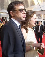 Fred Armisen & Elisabeth Moss (cropped)