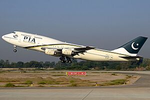 PIA Boeing 747-300 Asuspine-5