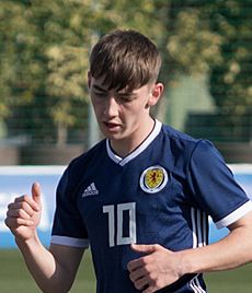 Espana-escocia-sub19-16 (46374467514) (gilmour)