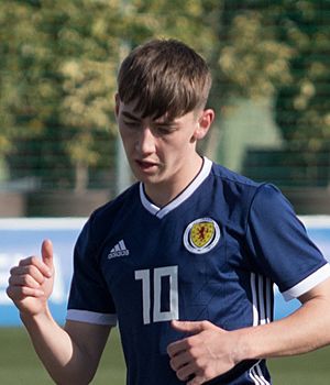 Espana-escocia-sub19-16 (46374467514) (gilmour)