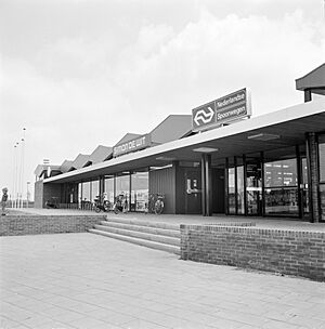 HUA-153107-Gezicht op het NS station Heemskerk te Heemskerk gevestigd in de supermarkt van Simon de Wit 