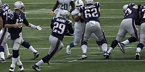 LeGarrette Blount takes handoff from Tom Brady (cropped)