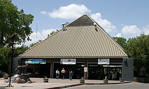 Rio Grande Zoo main entrance.jpg