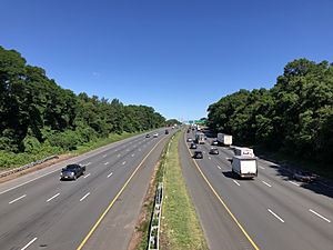 2021-06-23 09 36 52 View north along Interstate 287 (Middlesex Freeway) from the overpass for the rail line just south of New Jersey State Route 27 (Lincoln Highway) on the border of Edison Township and Metuchen in Middlesex County, New Jersey