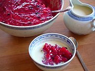 Rote Grütze mit Vanillesoße