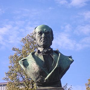 Statue of Uno Cygnaeus closeup