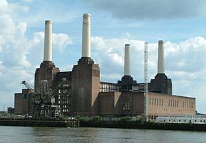 Battersea Powerstation - Across Thames - London - 020504