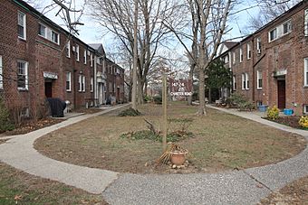 Parkway Village 02.JPG