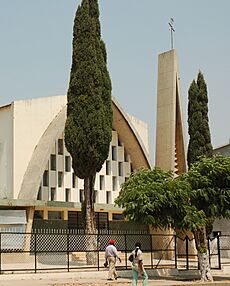 Seventh-day Adventist church Huambo (cropped)