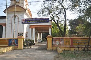 St Bartholomews Cathedral Entrance - 86 Middle Road - Barrackpore - Kolkata 2017-03-31 1145