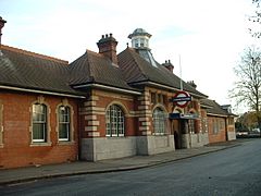 Barkingside full stn building.JPG