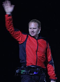 Nik Wallenda waving