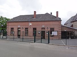 The town hall and school of Leuze