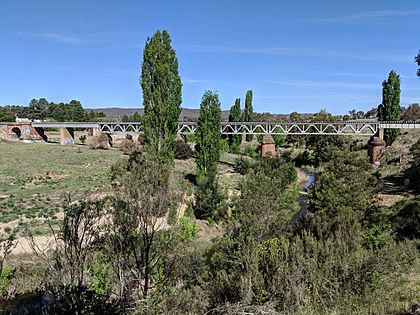 Queanbeyan river railway bridge.jpg