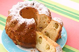 Bundt Cake with Grapes 001.jpg