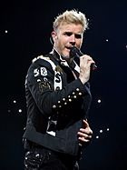 Gary Barlow performing in Glasgow, 2017