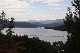 Whiskeytown Lake (14723647547).jpg