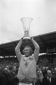 Aanvoerder Vogts (Borussia MG) met de UEFA-cup, Bestanddeelnr 927-9405