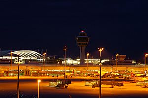 Muenchen Flughafen Nacht