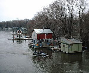 WinonaMNboathouses2006-05-09