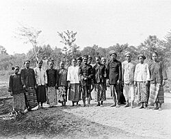 COLLECTIE TROPENMUSEUM Temenggoeng van Kendisik met familie en notabelen te Kutai Muara Pahu Borneo TMnr 10001688