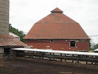 Eleroy Il Harbach Round Barn4.JPG