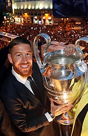 Sergio Ramos desde el balcón de la Presidencia de la Comunidad de Madrid con la Úndecima Copa de Europa