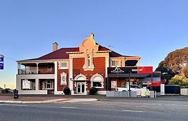 Williams Hotel, Williams, WA, 2022.jpg