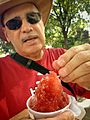 Comiendo piragua en Paseo de la Princesa, San Juan, Puerto Rico