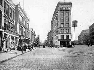 PostcardWaterburyCTAGWestOptometristSoMainSt1905