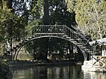 Jardin El Capricho-Iron bridge.jpg