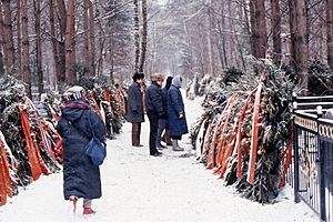 People gathered at the grave of Andrei Sakharov, 1990