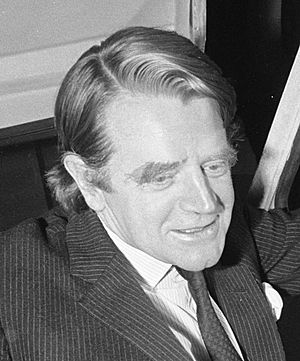 Tentoonstelling Europort 1972 geopend in de RAI, Minister Chris Chataway aan stu, Bestanddeelnr 926-0230 (cropped).jpg