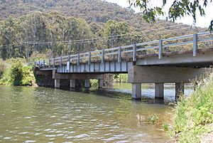 Howqua River Bridge 002.JPG