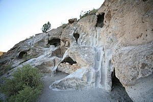 Tsankawi, cavattes & steps