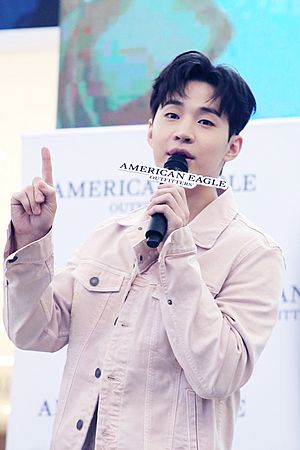 헨리(Henry),American Eagale FanSign (cropped).jpg